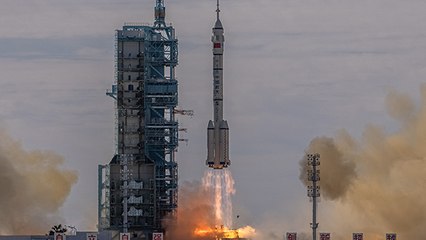 Скачать видео: Çin, yeni uzay istasyonunda görev alacak ilk mürettebatı taşıyan Shenzhou-12'yi başarıyla fırlattı