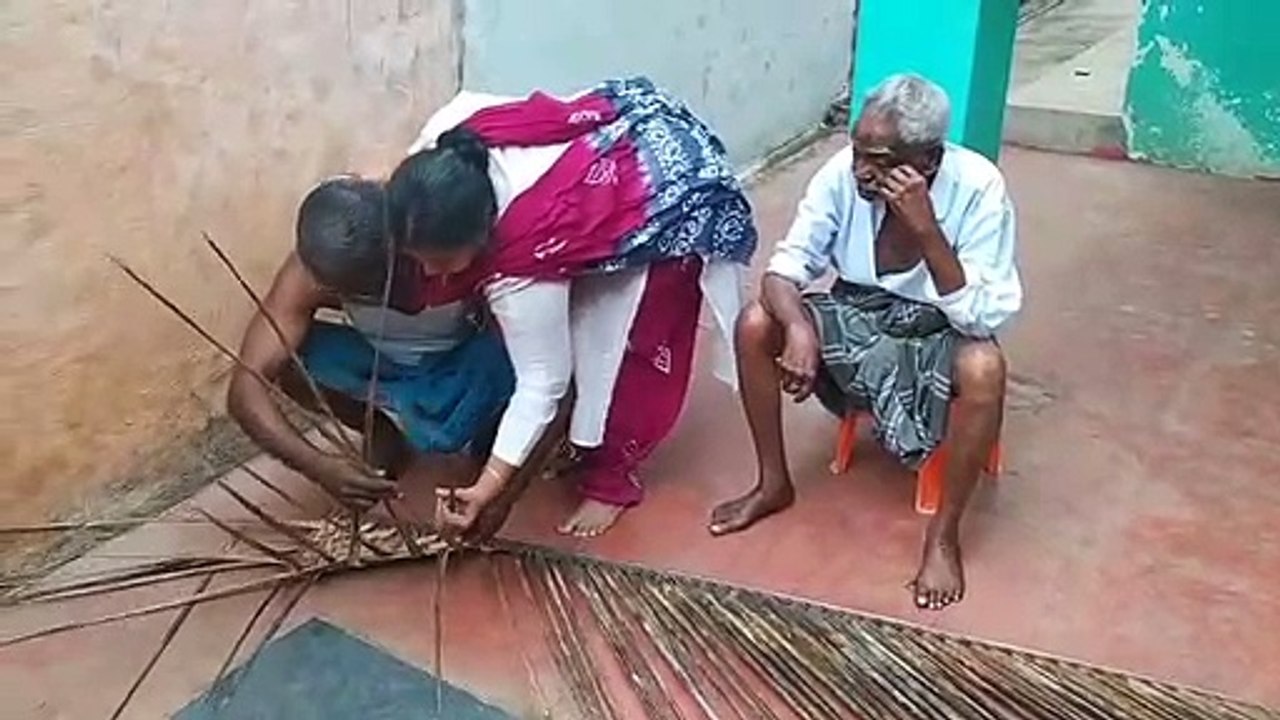 அந்தப் பக்கம் அப்பா.. இந்தப் பக்கம் மனைவி.. 2 "வாத்தியார்கள்".. ஓலை முடைந்த  சுப. உதயகுமாரன்!