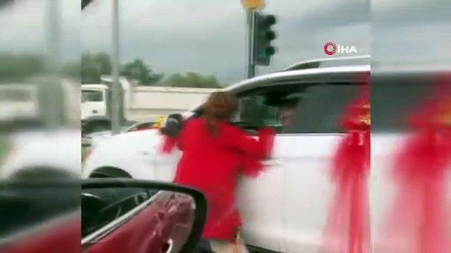 Ölümüne bahşiş mesaisi...Gelin arabasının üzerine böyle çıktı