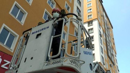 Klimaya takılan yaralı ebabili itfaiye kurtardı