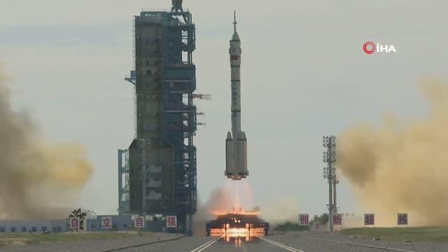 Çin, yeni uzay istasyonunda görev alacak ilk mürettebatı taşıyan Shenzhou-12'yi başarıyla fırlattıÇin, 5 yıl sonra ilk kez 'insanlı uzay misyonu'...