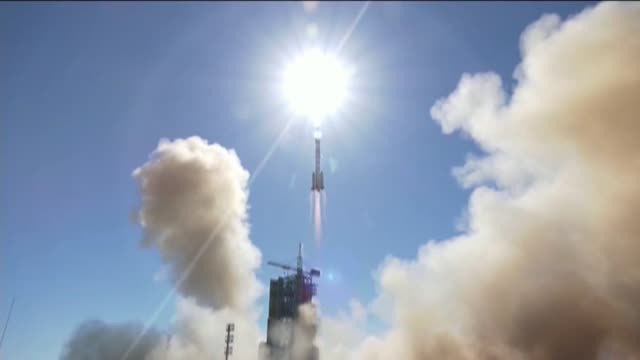 China lanza con éxito un cohete hacia su estación espacial en construcción