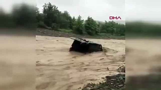 Samsun'da sel felaketi: Aracın sel sularına kapıldığı anlar kamerada