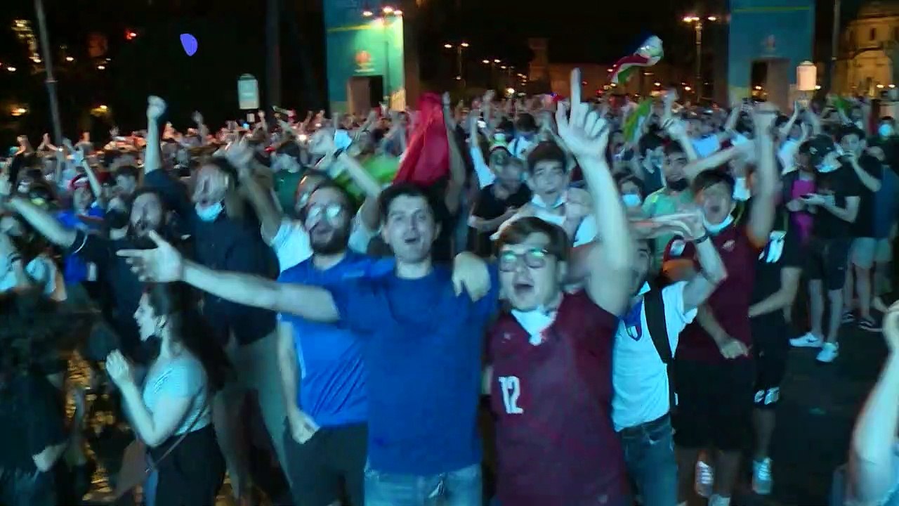 الإيطاليون يحتفلون بفوز منتخبهم على نظيره السويسري في كأس أوروبا لكرة القدم