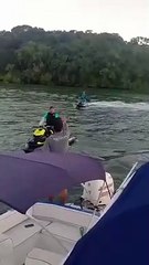 Mettre fin à la fête avec un jetski