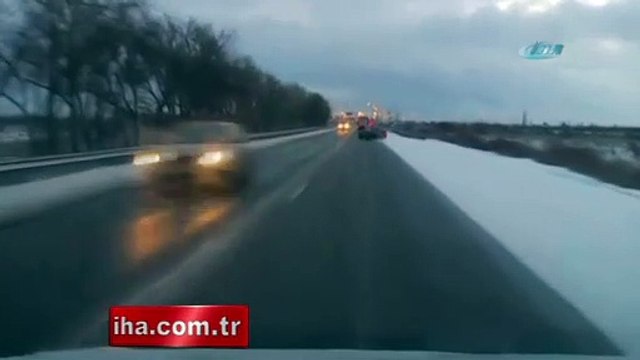 Kaygan yolda feci çarpışma!