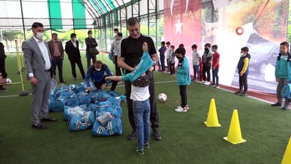 Başkan Bozkurt, çocuklarla spor yaptı, forma ve ayakkabı hediye etti