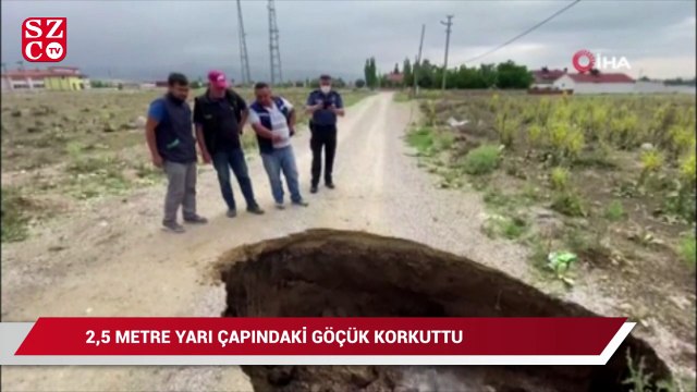 Yol ortasında oluşan 2,5 metre yarı çapındaki göçük korkuttu