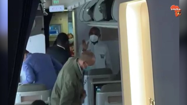 Les premières images de Laurent Gbagbo dans son avion à Bruxelles