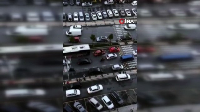 Yolu trafiğe kapatıp asker eğlencesi yapan magandalar kamerada