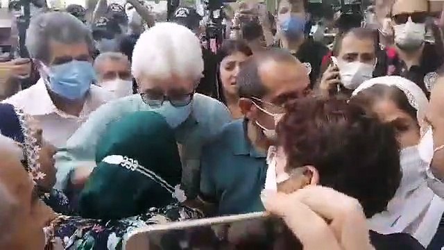 HDP saldırısında öldürülen Deniz Poyraz'ın ailesi parti binasına geldi