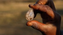 Afrique du Sud : la folle ruée de milliers de personnes à la recherche de prétendus diamants