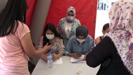 KİLİS - Kent meydanında kurulan çadırda da vatandaşlara Kovid-19 aşısı yapılıyor