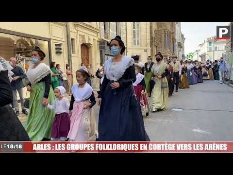 Arles : les groupes folkloriques en cortège vers les arènes