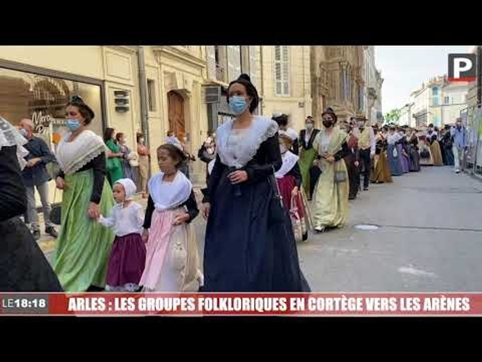 Arles : les groupes folkloriques en cortège vers les arènes
