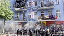 Almanya’nın başkenti Berlin’de aşırı solcu gruplar tarafından işgal edilen binaya polis zor kullanarak girdi