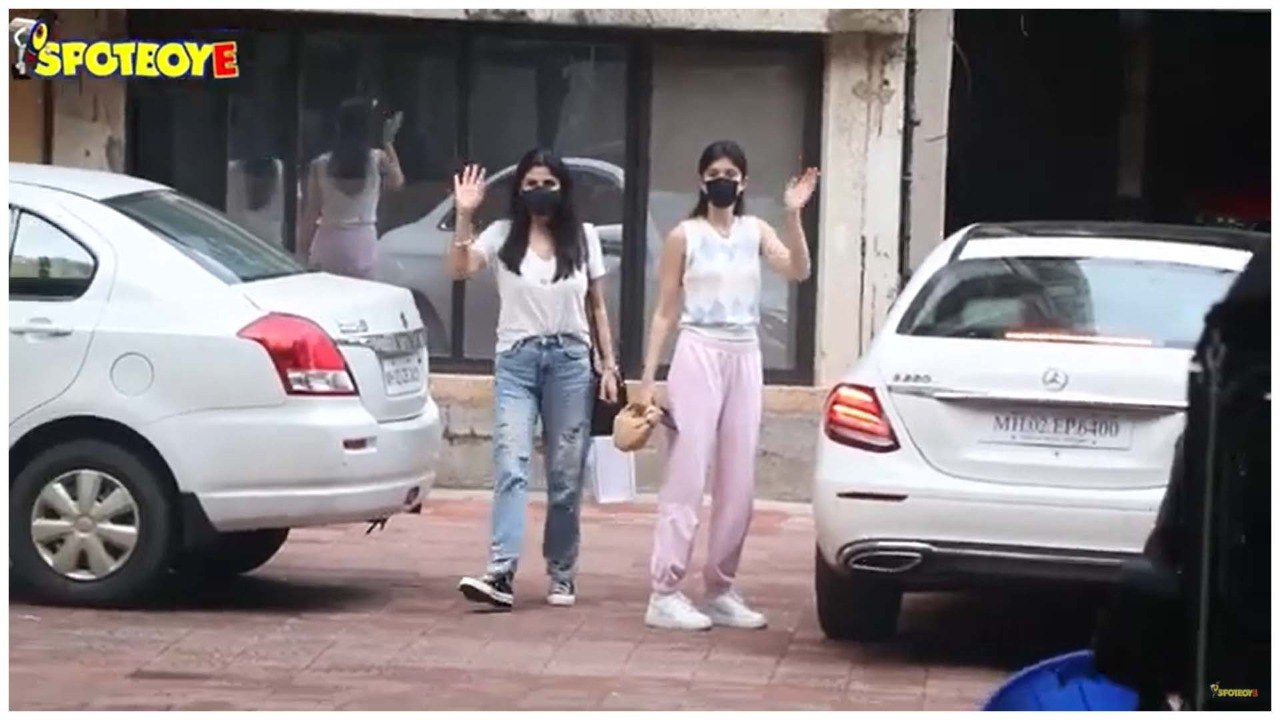 Shanaya Kapoor With Mom Maheep Snapped At Seema Khan's Residence