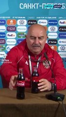 Selecionador russo contraria Ronaldo e até bebe uma Coca-Cola na conferência de imprensa