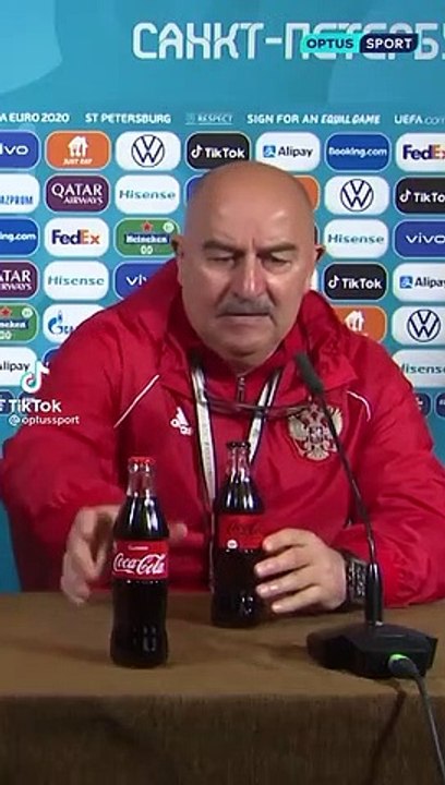 Selecionador russo contraria Ronaldo e até bebe uma Coca-Cola na conferência de imprensa