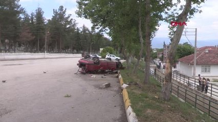 TOKAT'TA OTOMOBİLİN AĞAÇLARA ÇARPIP TAKLA ATMASI KAMERADA
