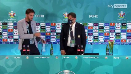 لوكاتيلي يكرر ما فعله رونالدو مع زجاجات كوكاكولا