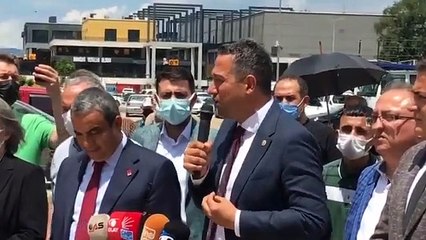 Bursa'da AKP'li belediyelerin Özışık kardeşlere yazarlık eğitimi verdirdiğini belirten Başarır: Herhalde ellerinde güç olsa Nobel Edebiyat Ödülü'ne de layık görecekler