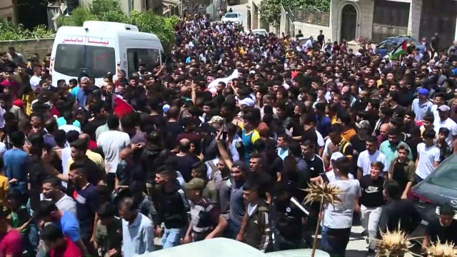 تشييع فتى فلسطيني توفي متأثرا بإصابته برصاص الجيش الإسرائيلي بالضفة الغربية