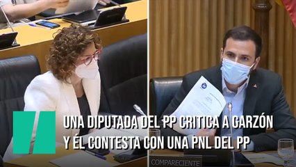 Una diputada del PP critica a Garzón y él saca una hoja que provoca silencio y luego aplausos