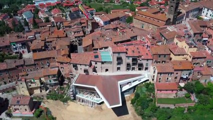 Pisa, in volo sul palazzo senza tempo di Peccioli