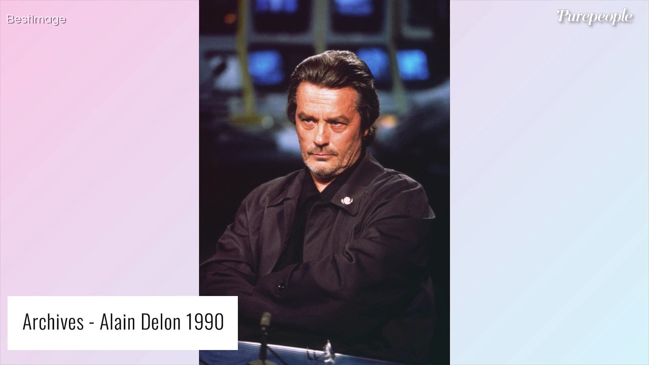 Alain Delon désiré par des hommes dans sa jeunesse : "Ils étaient beaucoup, beaucoup plus vieux"