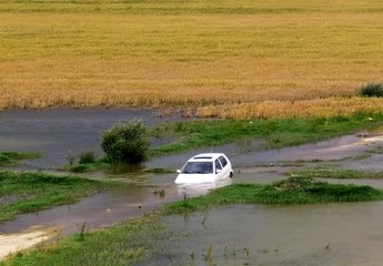 Baraja daldı, otomobili bırakıp gitti
