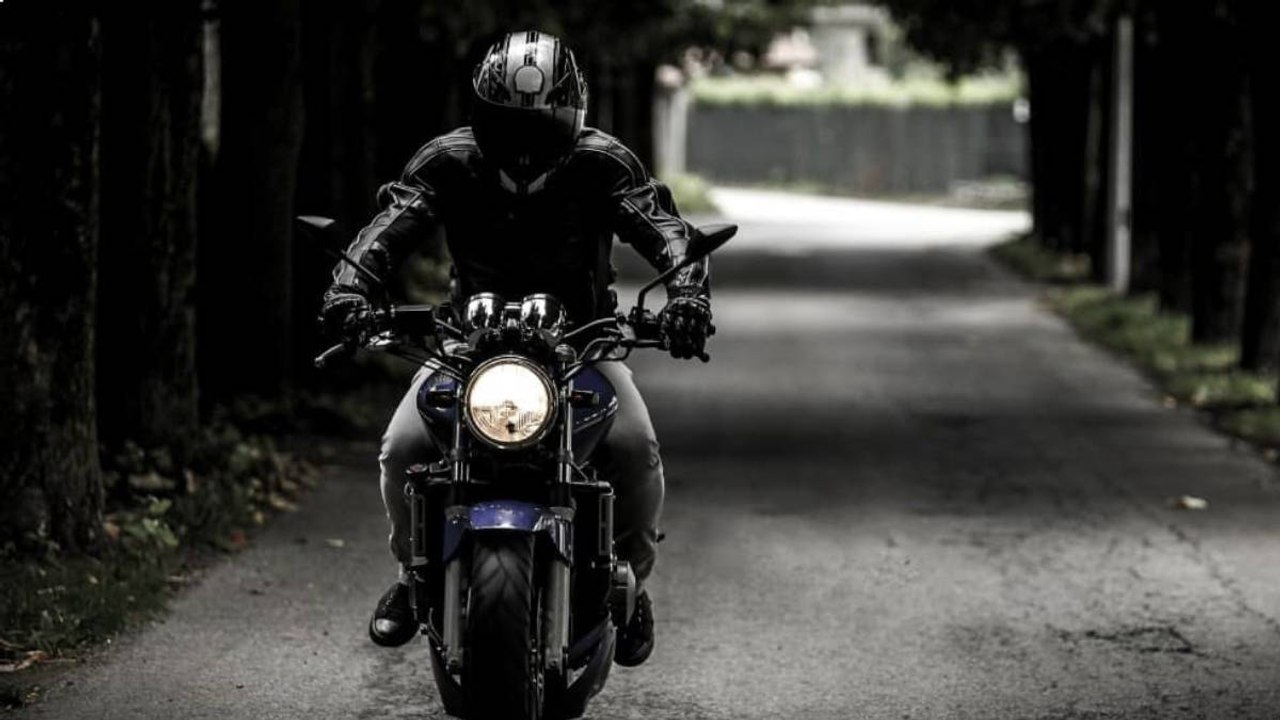 ¡Cuidado al conducir! Ciudadano sufrió accidente en Bogotá por un hueco en la vía