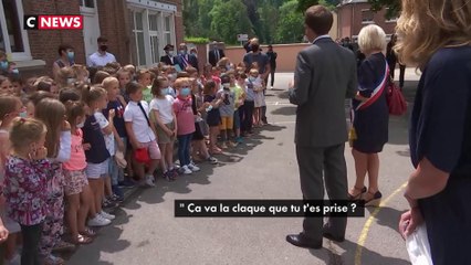 Un élève interroge Emmanuel Macron sur la claque qu'il a reçue