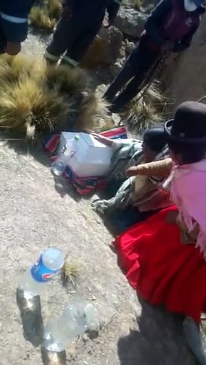 El menor asesinado en Colquiri fue enterrado en medio de lágrimas de dolor e impotencia por parte de sus familiares.