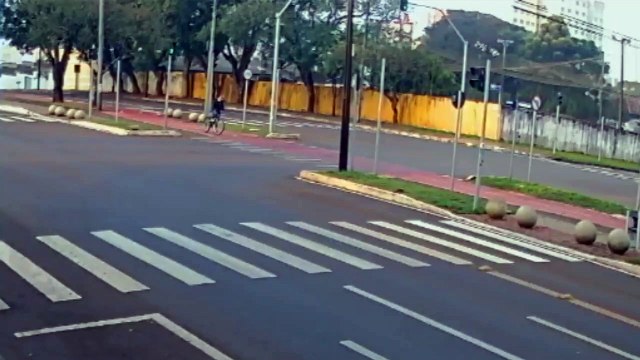 Câmera de segurança registra colisão na Rua Minas Gerais