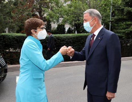 Bakan Akar, Almanya Savunma Bakanı Annegret Kramp-Karrenbauer ile görüştü