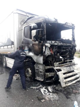 Laminat parke yüklü tır alev alev yandı