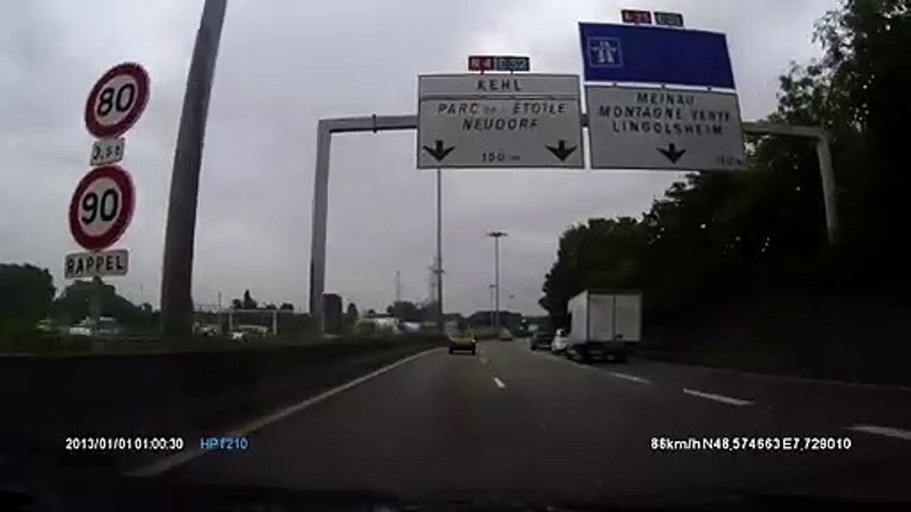 Il part en aquaplaning avec sa twingo et termine dans une position incroyable