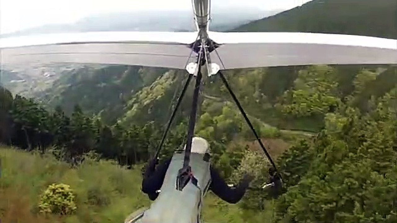 Le cable de son deltaplane casse en plein vol... terrifiant
