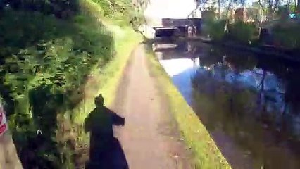 Quand 2 cyclistes se rencontrent de face sous un pont... douloureux
