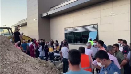 ŞANLIURFA - Kayan toprağın altında kalan 2 işçi kurtarıldı