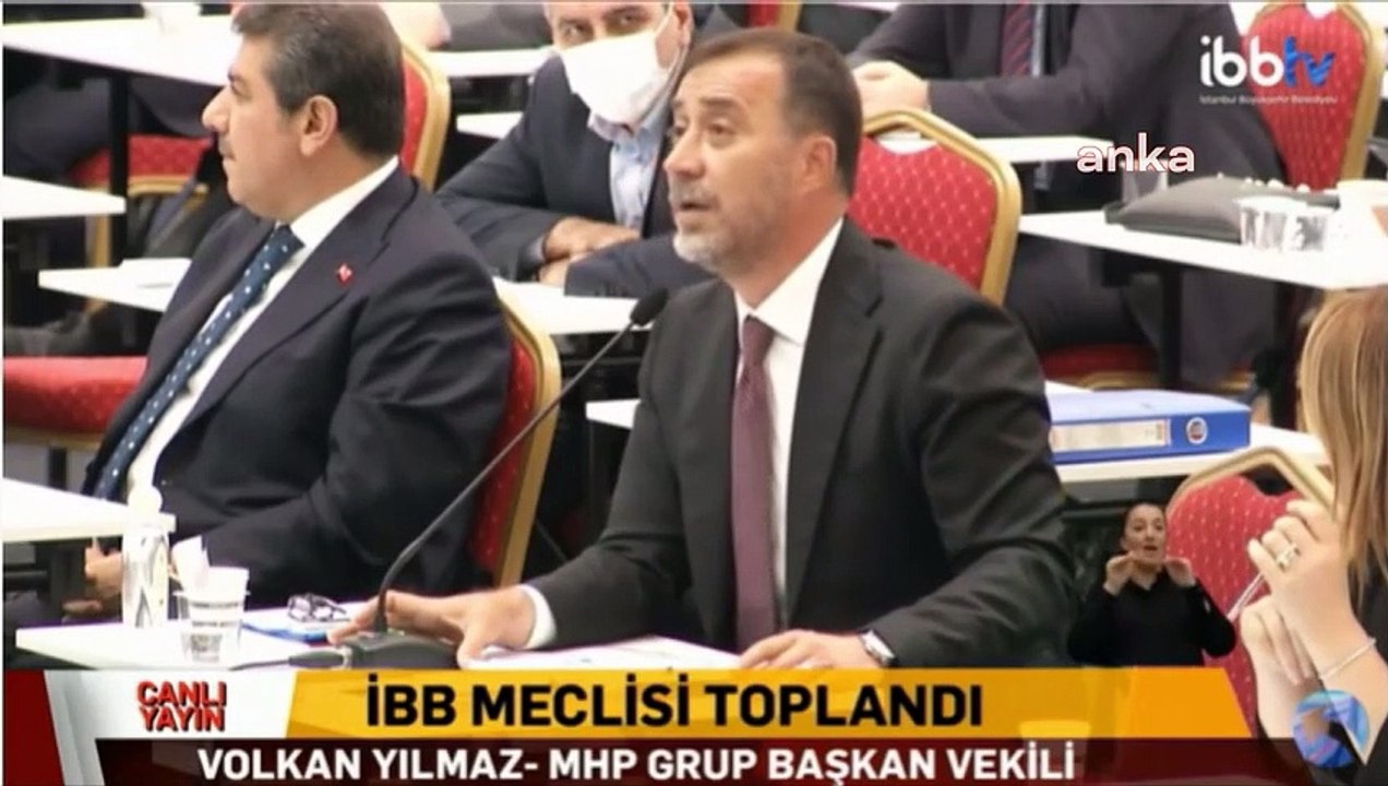 İBB Meclisi'nde AKP'liler kürsüye yürüdü
