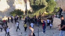 KUDÜS - İsrail polisi, aşırı sağcı Yahudilerin Hazreti Muhammed'e hakaretini protesto eden Filistinlilere müdahale etti