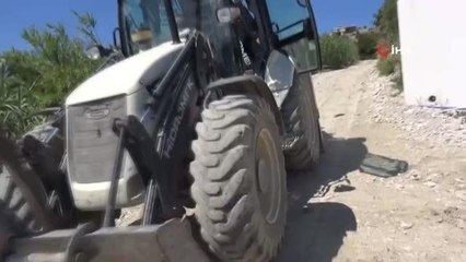 Bozcaada'da haber yapan gazetecinin zor anları: Aracının önü iş makinesiyle kapatıldı