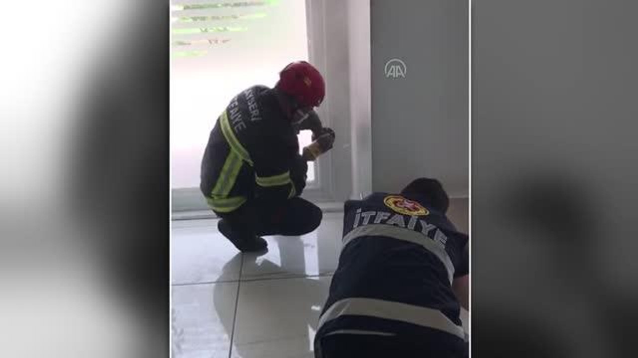 İtfaiye ekipleri evin duvar boşluğunda 3 metre uzunluğunda yılan yakaladı