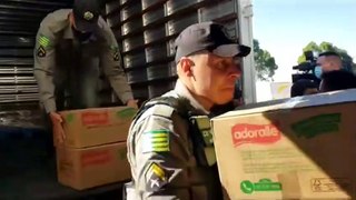 População doa alimentos a policiais que estão em Girassol (GO), atuando nas buscas por Lázaro Barbosa de Sousa