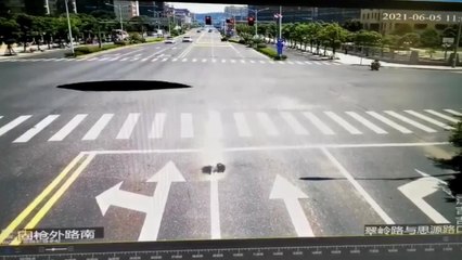 El impactante momento en el que un vehículo en China cae en un sumidero