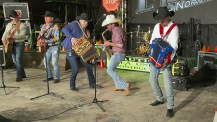 La Maquinaria Norteña - Qué Tiene Él (En Vivo)