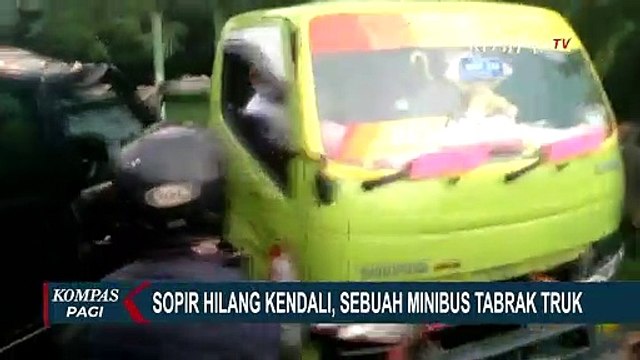 Sopir Hilang Kendali, Mobil Tabrak Truk Hingga Remuk