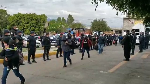 Rescatan a 66 migrantes guatemaltecos que permanecían hacinados en México
